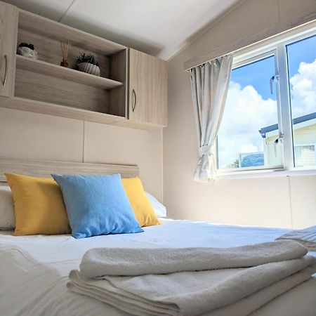 Large 4 Person Couples And Family Caravan In Newquay Bay Resort New Quay Exterior foto