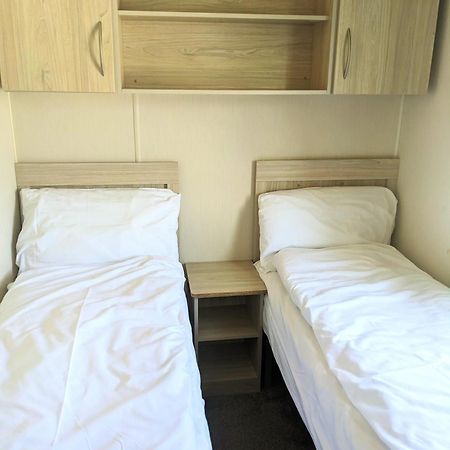 Large 4 Person Couples And Family Caravan In Newquay Bay Resort New Quay Exterior foto