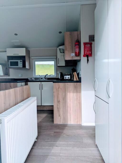 Large 4 Person Couples And Family Caravan In Newquay Bay Resort New Quay Exterior foto