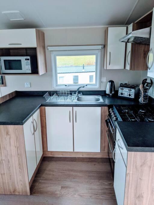 Large 4 Person Couples And Family Caravan In Newquay Bay Resort New Quay Exterior foto