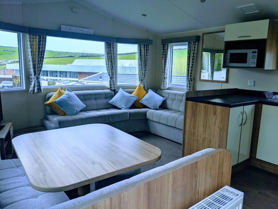 Large 4 Person Couples And Family Caravan In Newquay Bay Resort New Quay Exterior foto