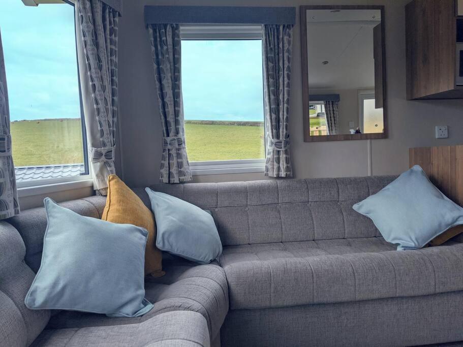 Large 4 Person Couples And Family Caravan In Newquay Bay Resort New Quay Exterior foto