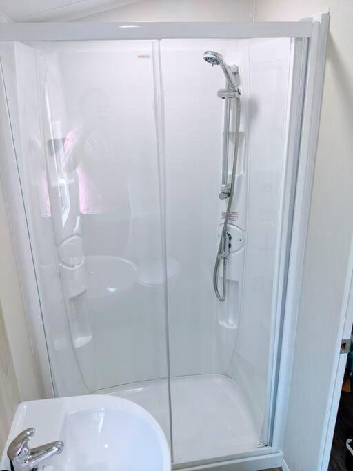 Large 4 Person Couples And Family Caravan In Newquay Bay Resort New Quay Exterior foto