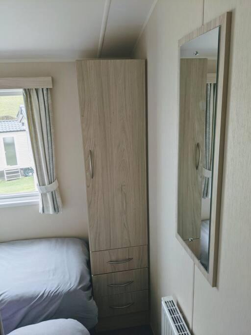 Large 4 Person Couples And Family Caravan In Newquay Bay Resort New Quay Exterior foto