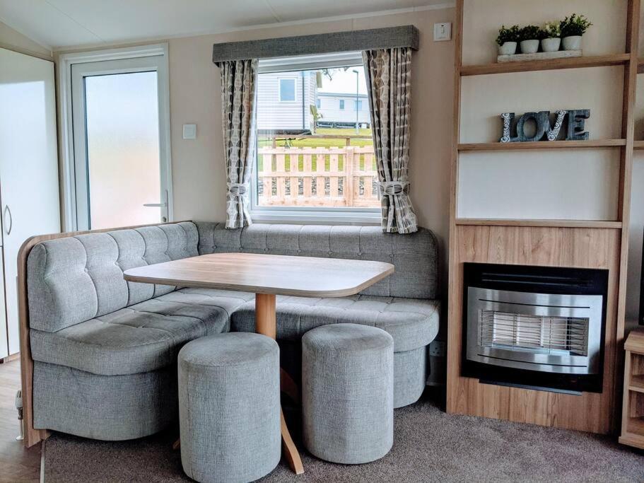Large 4 Person Couples And Family Caravan In Newquay Bay Resort New Quay Exterior foto