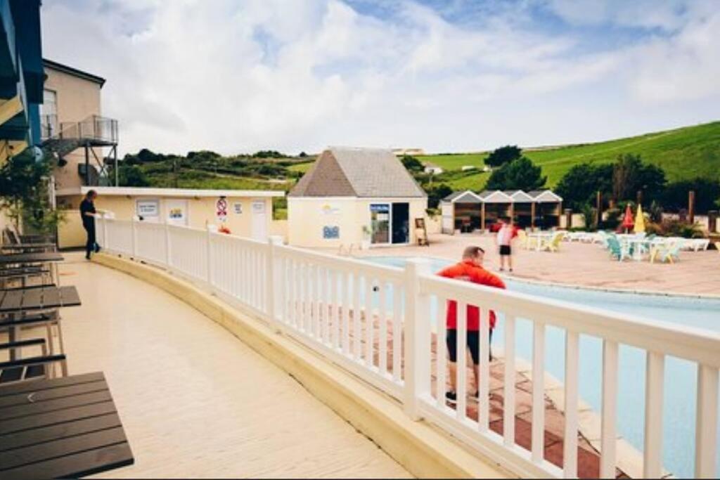 Large 4 Person Couples And Family Caravan In Newquay Bay Resort New Quay Exterior foto