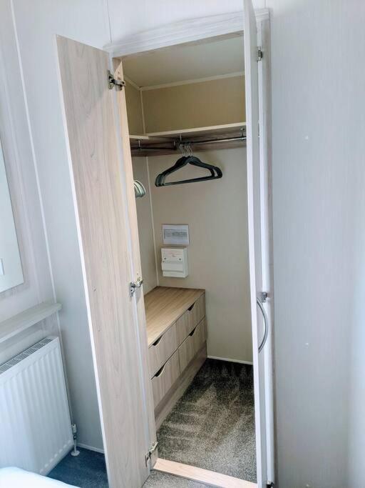 Large 4 Person Couples And Family Caravan In Newquay Bay Resort New Quay Exterior foto