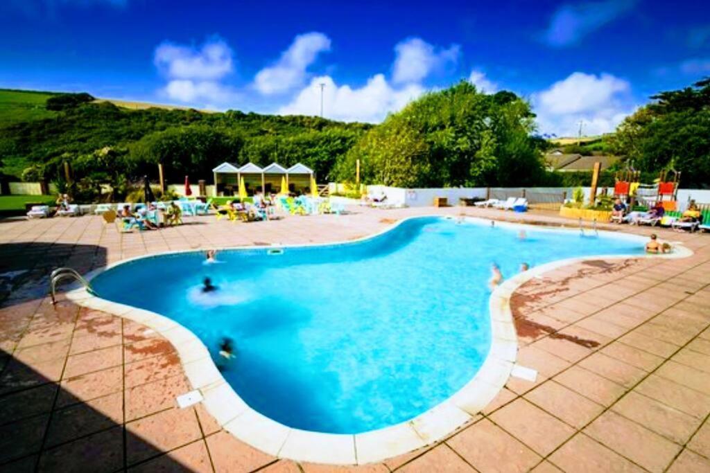 Large 4 Person Couples And Family Caravan In Newquay Bay Resort New Quay Exterior foto