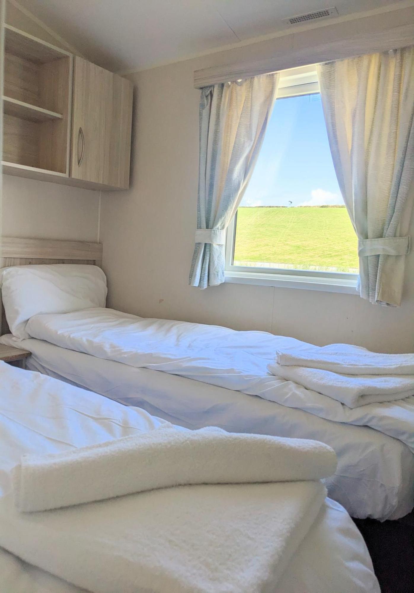 Large 4 Person Couples And Family Caravan In Newquay Bay Resort New Quay Exterior foto