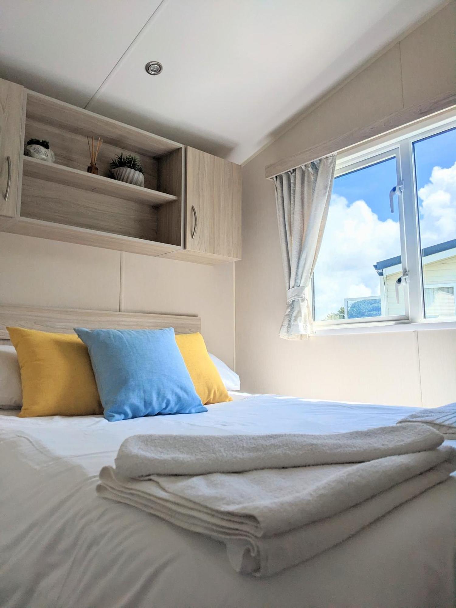 Large 4 Person Couples And Family Caravan In Newquay Bay Resort New Quay Exterior foto
