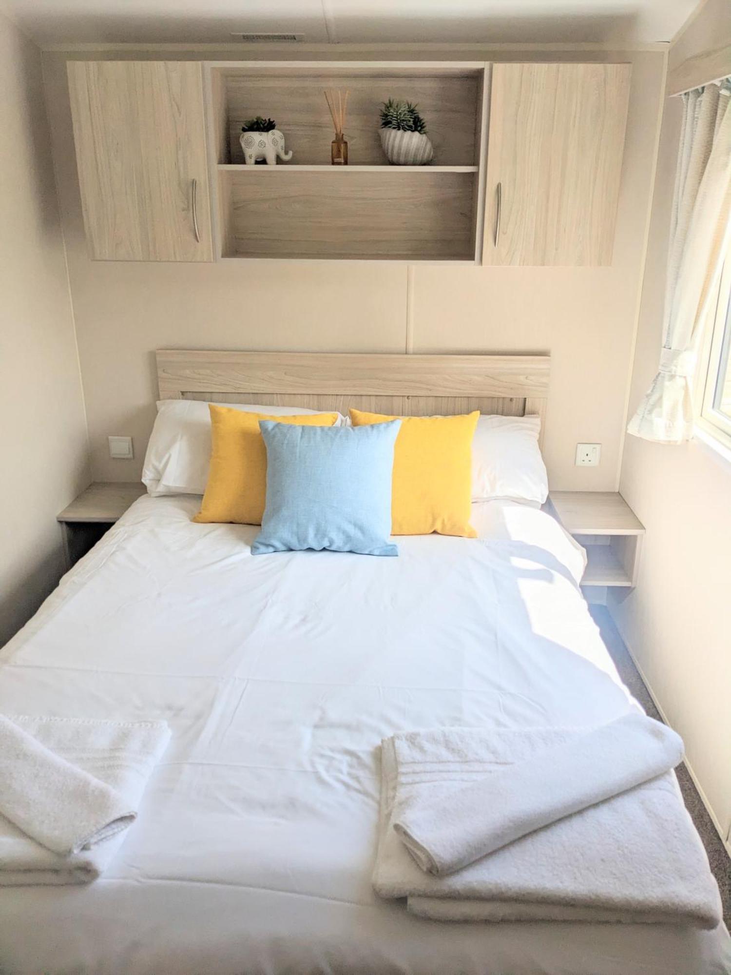 Large 4 Person Couples And Family Caravan In Newquay Bay Resort New Quay Exterior foto